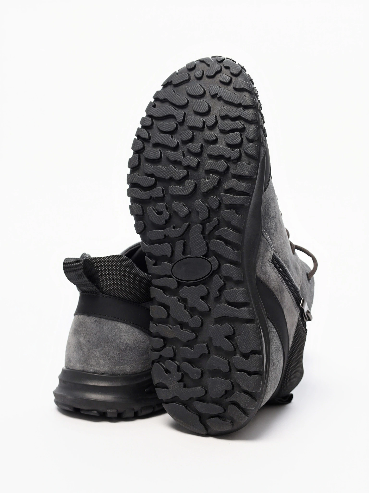 Кроссовки серого цвета комбинированные на низкой подошве